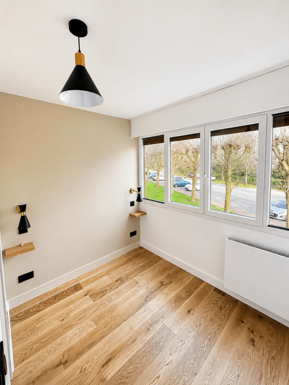 Chambre rénovée à Noisy-le-Roi avec parquet bois clair et luminaires noirs