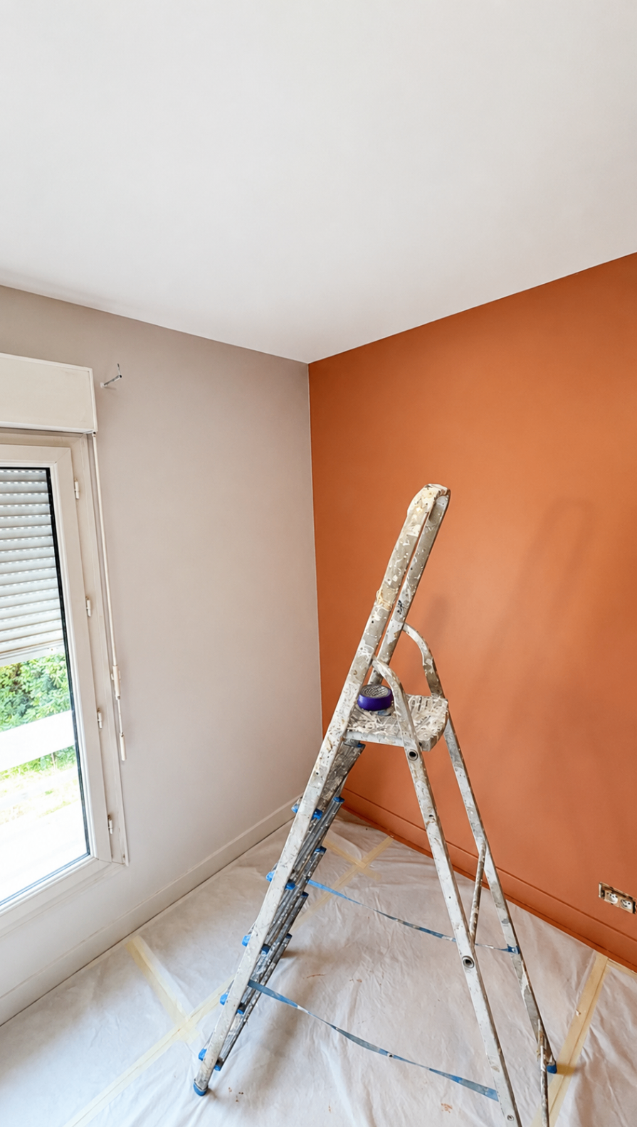 Chambre en cours de finition à Saint-Nom-la-Bretèche avec mur terracotta