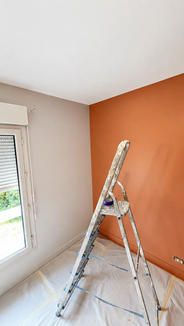 Chambre en cours de finition à Saint-Nom-la-Bretèche avec mur terracotta
